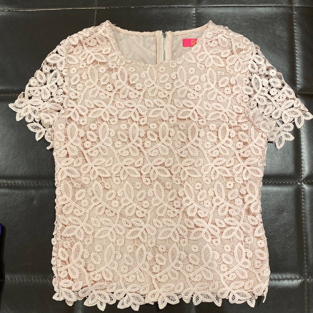 Beautiful top with zipper in the back.